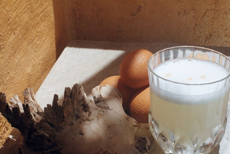Rompe Mar Pisco Sour cocktail with eggs and wood